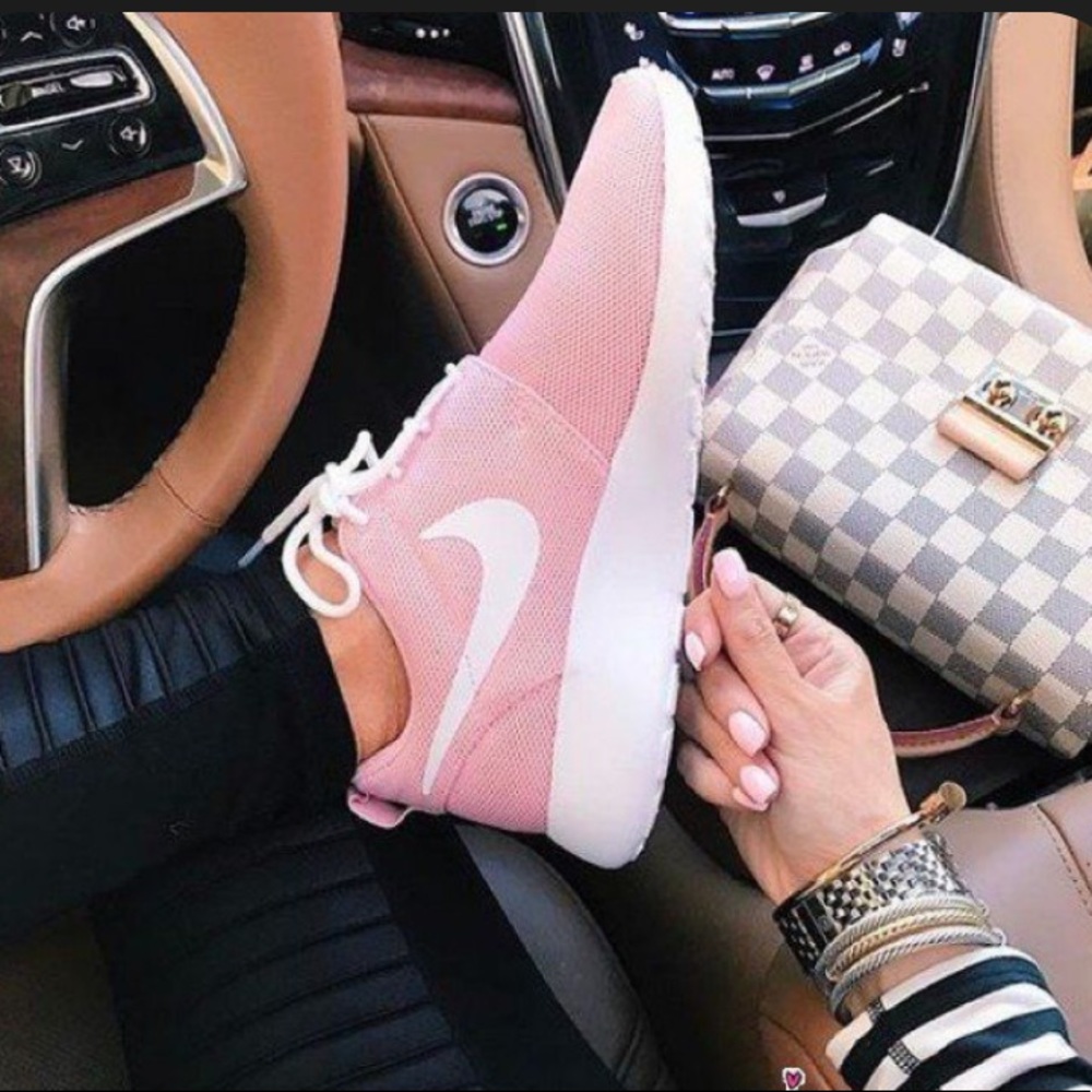 PINK NIKE ROSHE
